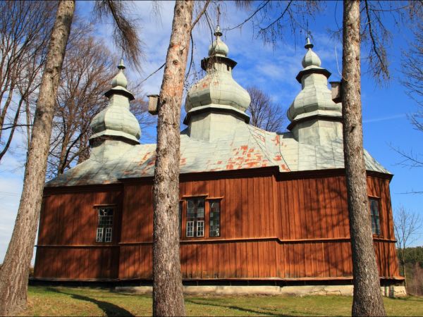 Drewniana greckokatolicka cerkiew parafialna św. Dymitra w Jaworniku Ruskim . Cerkiew zbudowana w 1882 r. w miejsce starszej cerkwi pod tym samym wezwaniem, ist