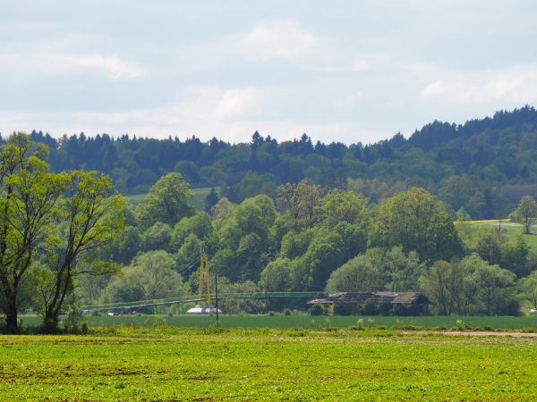 kładka nad rzeką San - jej układ funkcjonalny stanowi ciąg komunikacyjny o szerokości użytkowej 1,5 metra, nocą tam oświetlenie solarno-wiatrowe  zamontowane na