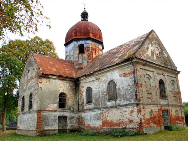 Murowana cerkiew greckokatolicka pw. św. Onufrego z 1809 roku, od 1947 r. nieużytkowana.