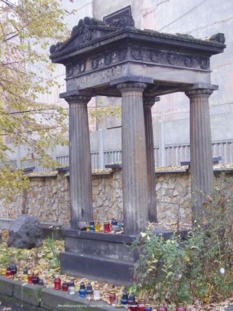 Kolejny zasłużony w hutnictwie dla Gliwi - grbowiec mocno zdewastowany (2008)- Dyr. Huty W. Brand