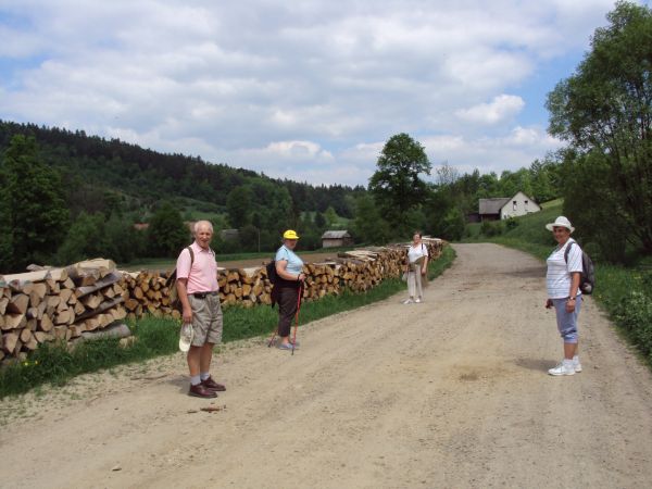 ze wsi Rakowa do Rozpucia - mijamy przysiółki Błonie i Rzeki. W pobliżu retorty, gdzie wypalany jest węgiel drzewny. Jeszcze 15-20 lat wstecz temu celowi służył