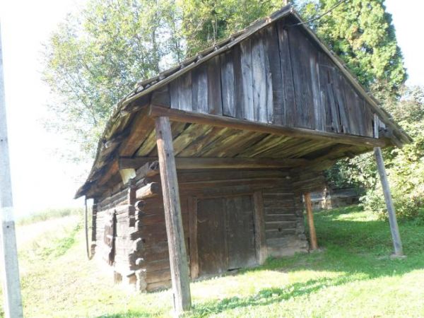 kuźnia ? - a może ongiś obiekt ten służył jako sklep, karczma, remiza straży ogniowej ? - może ktoś nam powie - w komentarzach napisze...