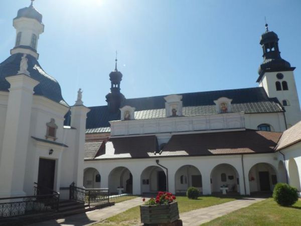 n/z po lewej : kaplica św. Barbary - pośrodku dziedzińca odpustowego,  kaplica i widoczne dalej krużganki powstały dzięki fundacji Józefa Zielińskiego.