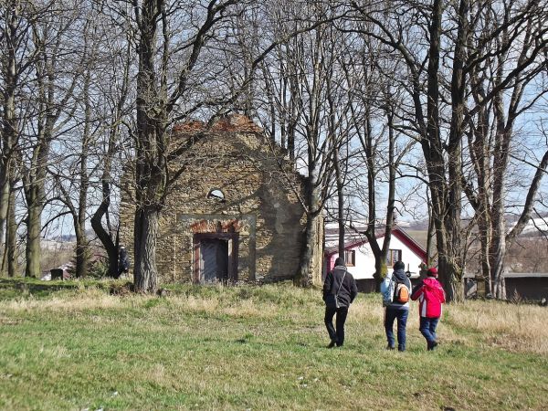 ...w dole mruczy potok Mętny, ledwie słychać jak płaczą cerkiewne dzwony, a pochylona cerkiew zdawała się szeptać modlitwy panichidy... - wszystko słychać ! - j
