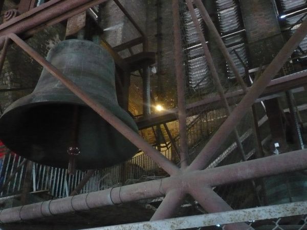 W wieży dwa dzwony,przed laty było ich kilka.