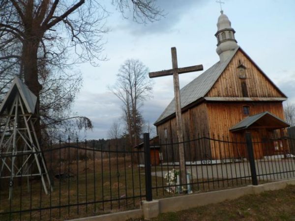 kościół - na cerkiewnym wzgórzu, otoczenie zadbane, sąsiedztwo też starannie utrzymane, dalej i na prawo sektory starych cmentarzy greko-katolickich, po lewej s