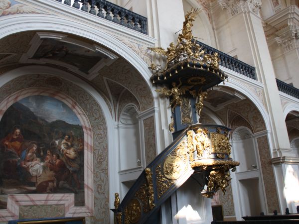 wnętrze kościoła, oszczędnie ozdobione architektonicznie, ukształtowano z myślą o dekoracji malarskiej. Cykl fresków na ścianach : n/z "Boże Narodzenie", obok a