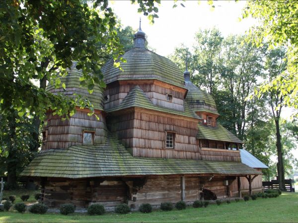 Cerkiew Narodzenia Przenajświętszej Bogurodzicy w Chotyńcu . Zbudowana w 1615 roku.