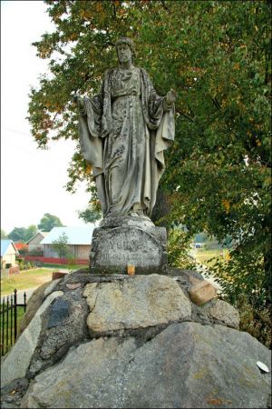 Cerkiew Pokrow Przeświętej Bogarodzicy w Miękiszu Starym. Zbudowana w latach 1803−1811. Wokół cerkwi groby rodziny Youngów.