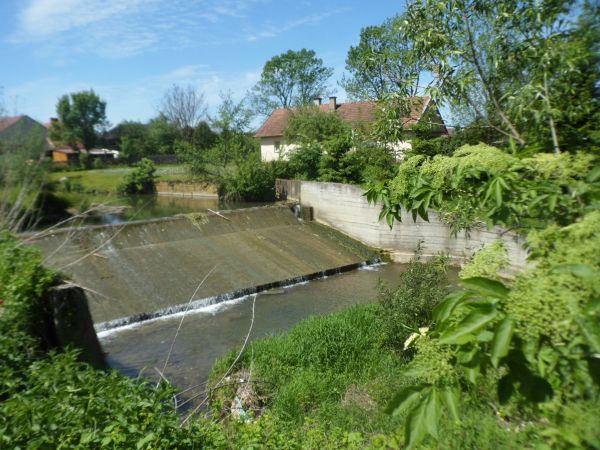 próg rzeczny na Pielnicy, tzw. jaz - w Karpatach bardziej wschodnich - klauzami bywają nazywane - czasami na starych zdjęciach z Rumuni, Ukrainy, Mołdawi.