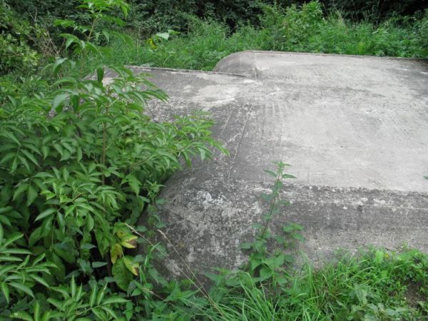 Schron nr 6 Armii "Poznań" z 1939r. Tradytor jednostronny. Lokalizacja: Położony jest przy nasypie kolejowym w Żninie (przy torowisku w pobliżu nastawni) - na p