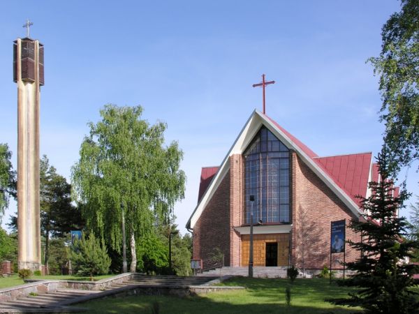 Kozioł. Warto zajrzeć do kościoła pod wezwaniem Najświętszego Serca Jezusowego w Koźle. Budowę świątyni z kamienia rozpoczęto w czasie II wojny światowej przy g