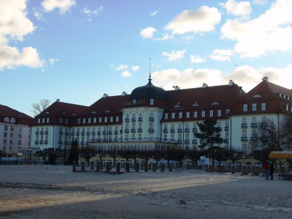 Hotel Grand Sopot mieszczący się tuż przy plaży