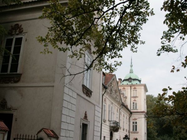 Na początku XVI w. wzniesiono w Nieborowie gotycko-renesansowy dwór, który przetrwał do końca XVII w.