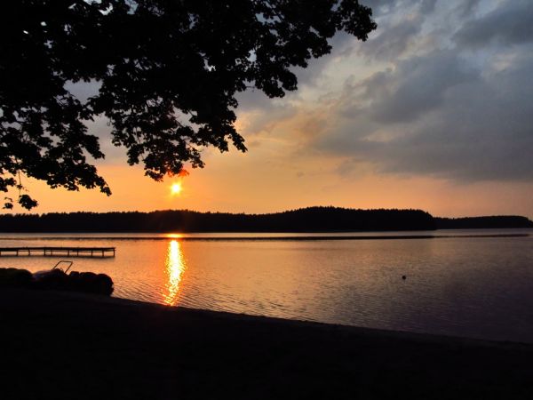 Zachód słońca nad jeziorem