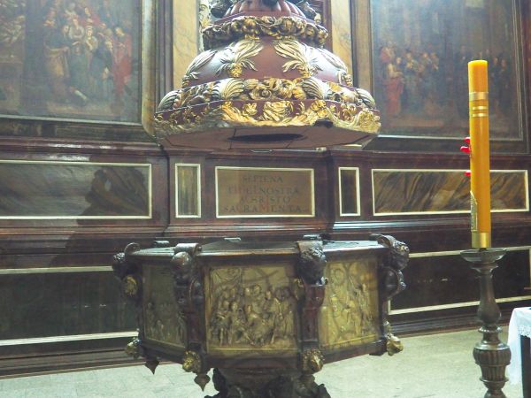 chrzcielnica - renesansowa, osadzona w tym kościele w lipcu 1590r., po raz  pierwszy korzystano z niej 1 listopada 1592r. - n/z w kaplicy Siedmiu Sakramentów Św