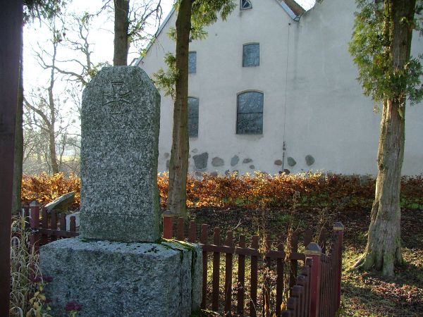 Pomnik przy kościele.