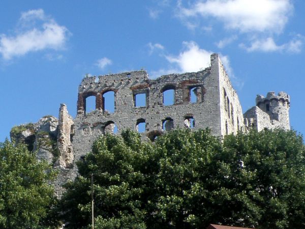 ZAMEK  OGRODZIENIEC  znajduje się w osadzie  Podzamcze , około 2 km na wschód od miejscowosci  Ogrodzieniec.