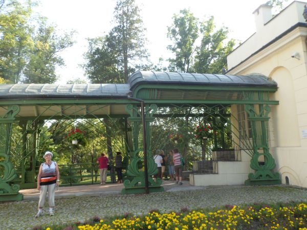 Zespół Pałacowo - Parkowy - n/z do bryły pałacu przylega oranżeria, dalej park ze stawem i wyspą, obiekty odnowione, otoczenie zadbane, ukwiecone.