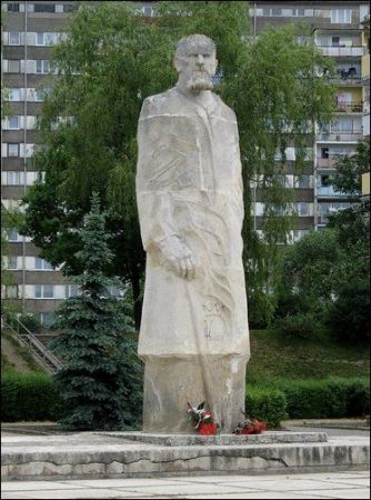 Pomnik Leopolda Staffa, który znalazł się w Skarżysku po upadku Powstania Warszawskiego w 1944 r. Tu spędzał wakacje i zmarł 31.05.1957 r.