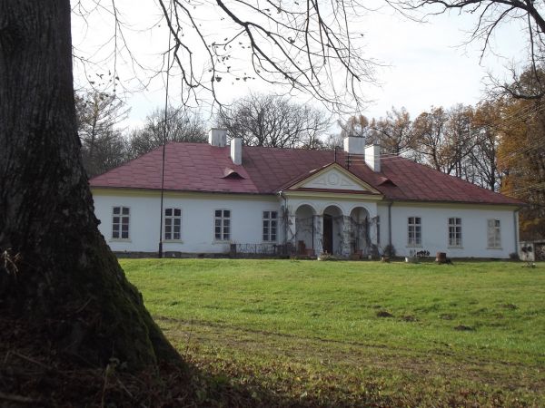 dwór - od strony gościńca, po lewej - stawów oraz podwórca - pewnie kiedyś bardziej ukwieconego, reprezentacyjnego - no bo goście karetami, dorożkami i inszymi