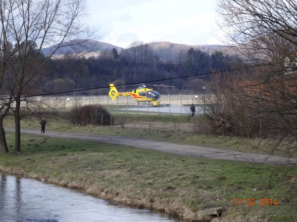 baza Lotniczego Pogotowia Sanitarnego, na dalszym planie: g.Horodyszcze a na prawo "Las Selpy", którym od cerkwi w Międzybrodziu na Przełęcz Krzyż - 430m npm a
