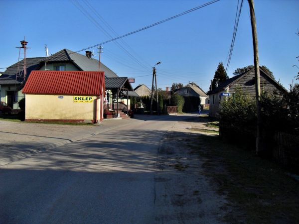 Ulica Słoneczna w Iwicznie. Na pierwszym planie budynek remizy OSP. W Iwicznie urodził się Izydor Gulgowski, późniejszy założyciel wraz z swoją żoną Teodorą, sk