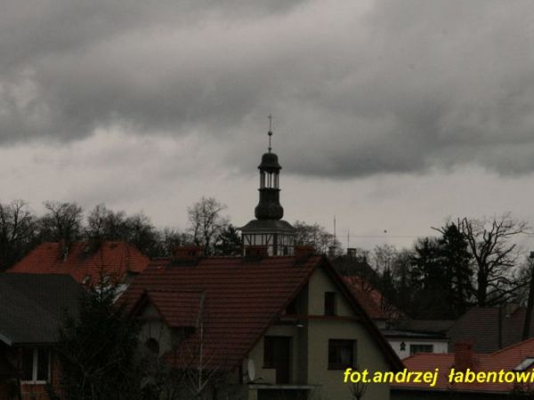 CZARNE  CHMURY  TO  ZWIASTUN  ZBLIŻAJĄCEGO  SIĘ  DESZCZU