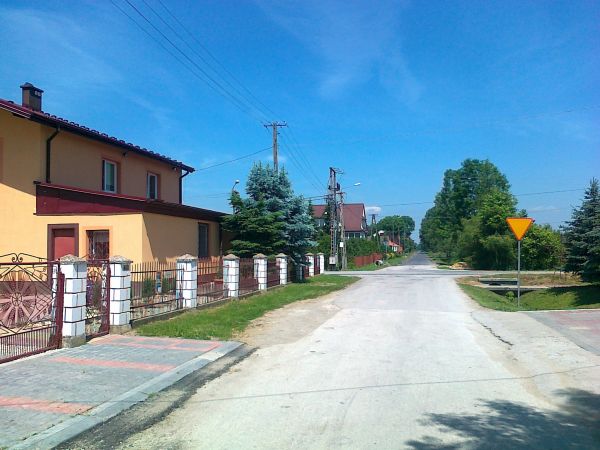 Brzostków w  najpiękniejszym miesiącu  maju . Perspektywa Zabłocia  z pozycji  Zamościa i  przecięcie arterii  Brzostkowa   .