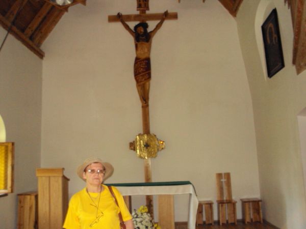 W kaplicy klasztoru Albertynów na Śpiącej Górze. Wielkiej klasy bogactwem tej kaplicy jest rzeźbiony w drzewie krucyfiks. Doskonały i wstrząsający potęgą ekspre
