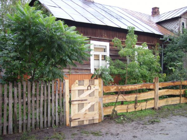 Drewniana chata we wiosce