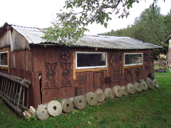 na skansenie u Tomka Kędry - na przysiółku Podlas, po lewej przy obiekcie są  lgi - służyły do zwózki słomy, snopów zboża, siana i był jeszcze wtedy użyty pawóz