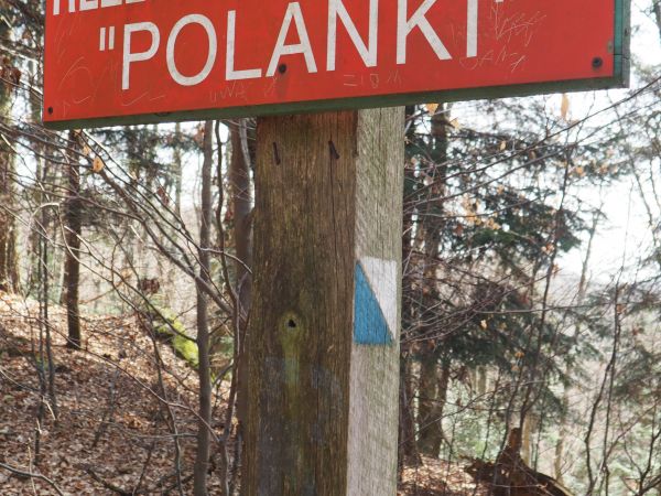 Pasmo Granickiej - niebieskim szlakiem można zejść przy ostańcu skalnym "Mały Kamień" - pomnik przyrody, do : j/w.