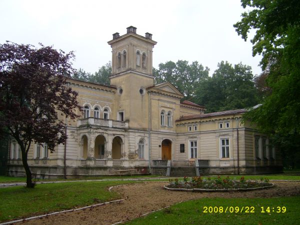 Z pewnością znany wszystkim pałac Moszyńskich miejsce dawnego kina, szkoły,domu dziecka. Obecnie chyba w rękach prywatnych. Oczekuję innych opinii.