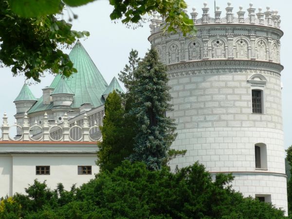 Jedna z najpiękniejszych rezydencji pałacowych w Polsce. Położona 10 km na południe od Przemyśla.  Zamek - pałac powstał w XVI wieku.  Przez kolejne lata rozbud