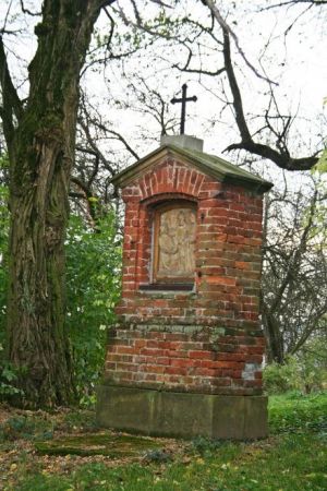 przy drodze na Górę Kalwarię - stacja Drogi Krzyżowej. Był rok 1876 - właściciele Rymanowa Anna i Stanisław Potoccy wznieśli 14 stacji jako wotum za szczęśliwe