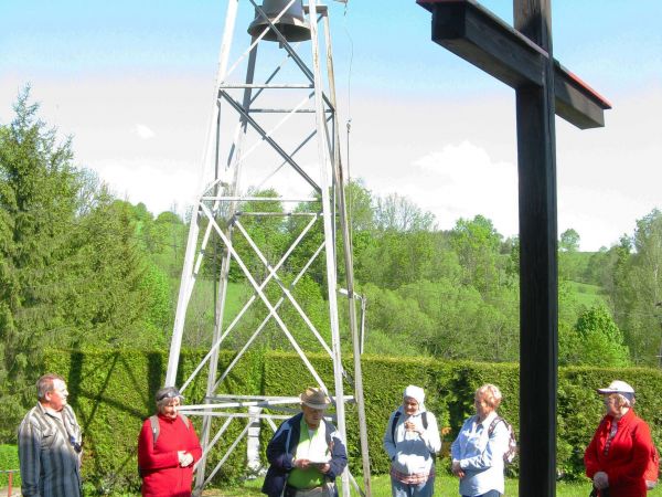 grupa turystyczna UTW z Sanoka - na dziedzińcu przycerkiewnym.