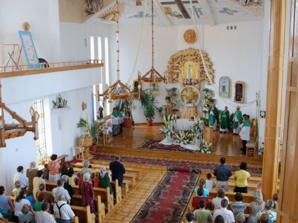 W sanktuarium funkcjonują dwa kościoły: górny i dolny. Kościołowi górnemu patronuje Matka Boska Fatimska. Na zdjęciu wnętrze górnego kościoła w czasie niedzieln