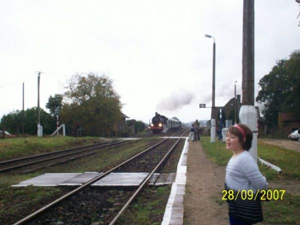 Zabytkowa lokomotywa wjeżdżająca na stację w Łupowie.