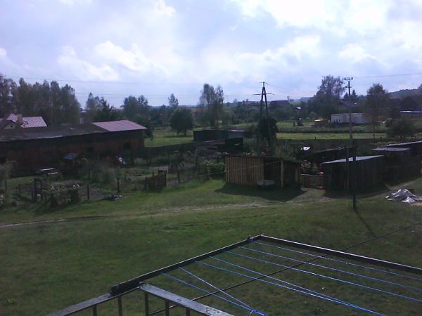 Nowa Wieś gm. Purda,widok z balkonu bloku k/kościoła na nowo powstający budynek nad "oczkiem wodnym" w środku wsi