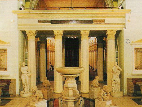 w holu głównym dawnych łazienek - obecnie sanatorium "Marconi".