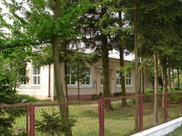 Murowana szkoła z 1934 r. obecnie rozbudowana.