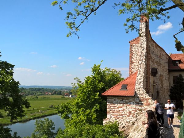 Tyniec leży poza strefą Krakowa ale nad tą samą Wisłą.