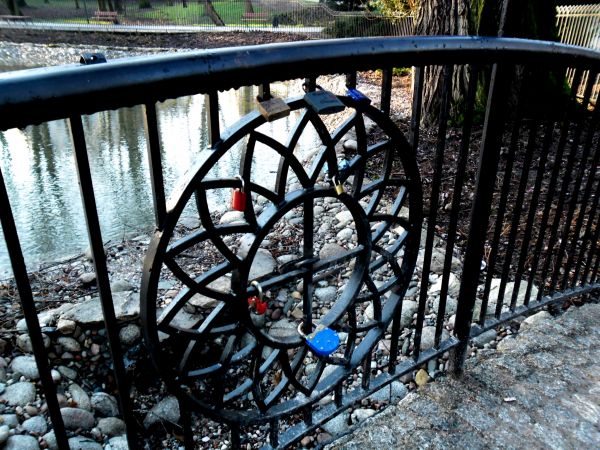 Kłódki szczęścia na nowym mostku.