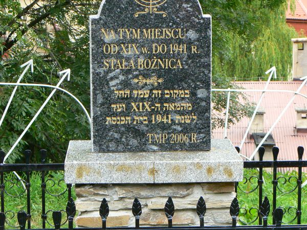 Obelisk w miejscu bożnicy.