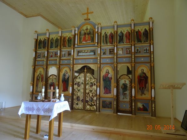 w ołtarzu głównym - w cerkwi oddanej wiernym we wrześniu 2013r. po gruntownym remoncie - zastawa, trybuna / pulpit i ikonostas /współczesne/.