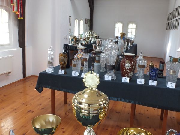 Sala pucharów i medali zdobytych przez rasowe rumaki stadniny