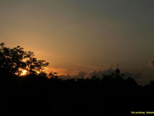 TO  KRÓTKA  HISTORIA  JELCZA  LASKOWIC  ZACZYNA  SIĘ  WSCHODEM  SŁOŃCA