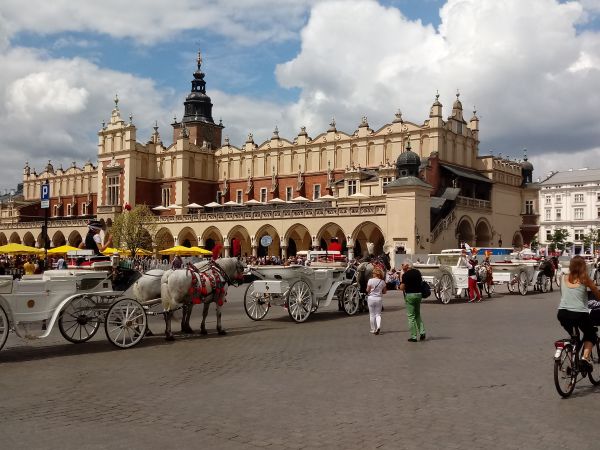Kraków  czaruje przeszłością i bardzo nowoczesnymi dorożkami z lampami LED ,chociaż konie i panie są naturalne.