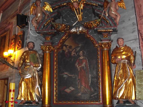 w ołtarzu bocznym po prawej w polu głównym: obraz św. Katarzyny, z 2 ćwierci XVIII wieku. Po bokach dwóch nieokreślonych świętych, w zwieńczeniu dwa anioły z gi